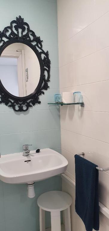 Hugo Beach Hotel & Apartments - Mini Double Interior Room