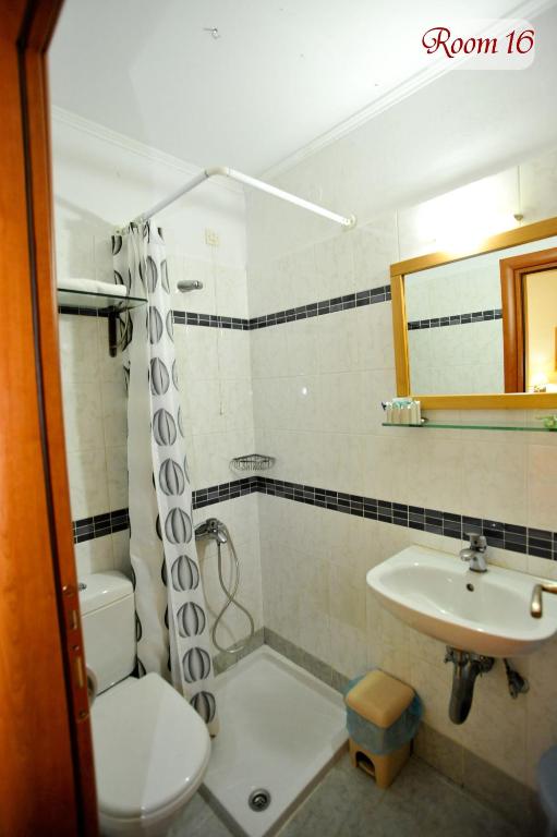 Koupelna v ubytování Apollon Hotel