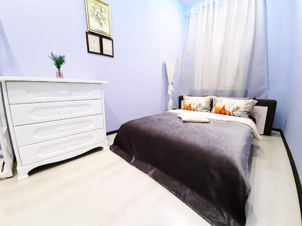 una piccola camera con letto e cassettiera di Violetta - Студия со спальней в Центре a Kremenčuk