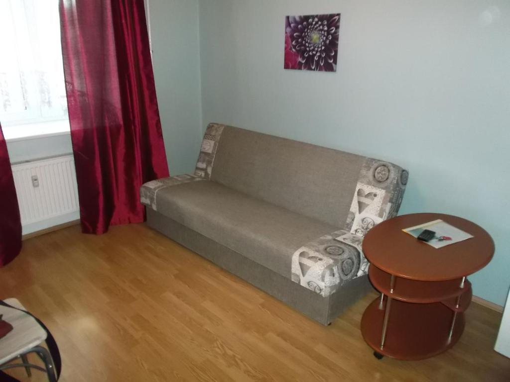 uma sala de estar com um sofá e uma mesa em Hansa Apartment em Taline