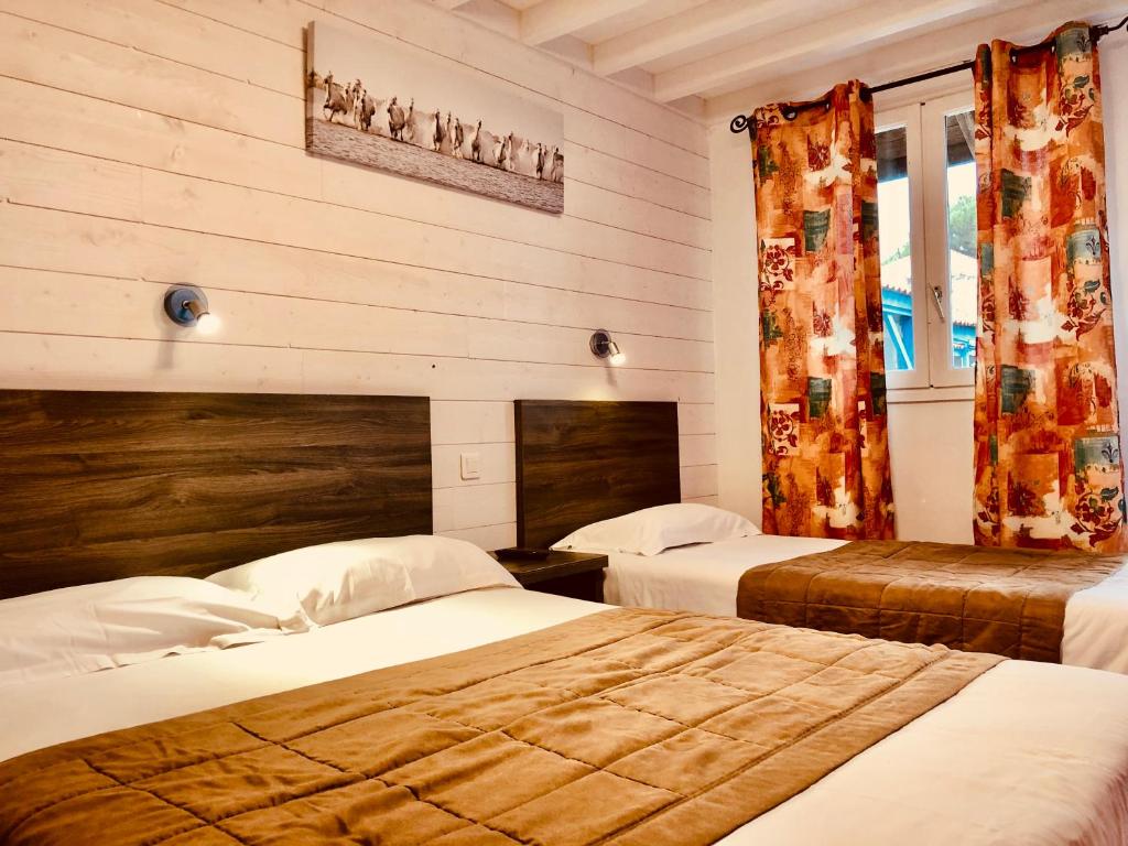 Postel nebo postele na pokoji v ubytování Hotel Des 4 Vents "Esprit Camargue"
