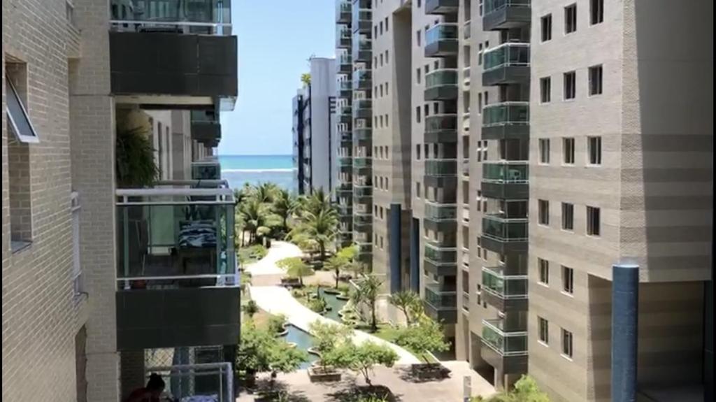 una vista de una calle entre dos edificios altos en Apto em Jatiúca, na Orla, Índia, JTR, LPires, en Maceió