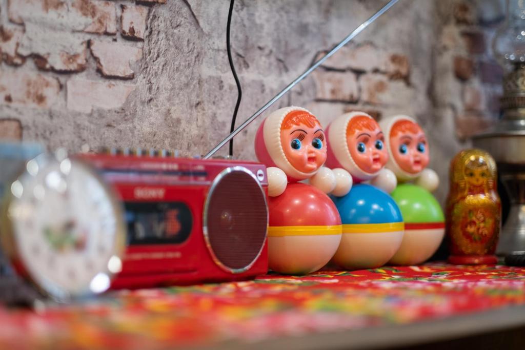 um grupo de ovos com rostos em frente a um rádio vermelho em Hoài Niệm Corner em Hanói