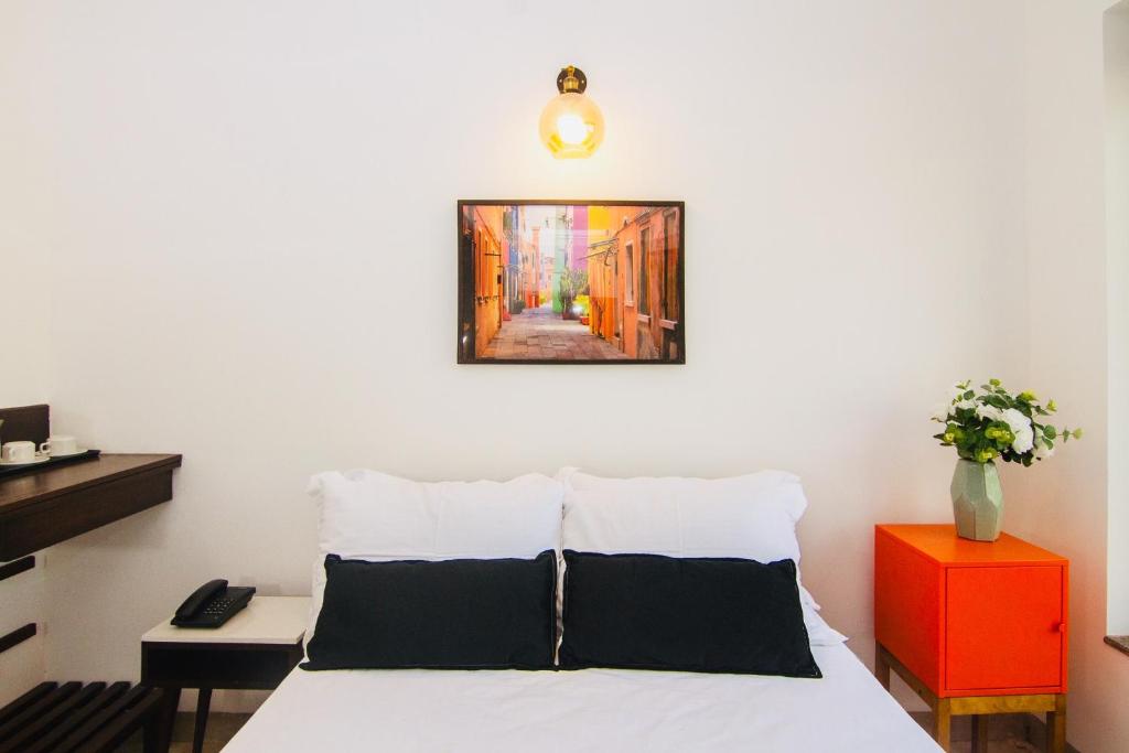 Postel nebo postele na pokoji v ubytování HALF Hotel, Calangute