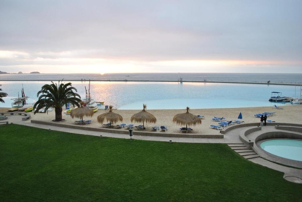阿爾加羅沃的住宿－San Alfonso del Mar, Departamento 2D+2B, Kayak，享有海滩美景,设有遮阳伞和游泳池