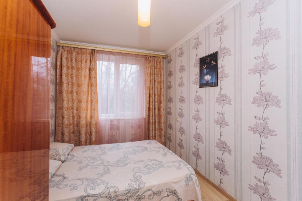 - une petite chambre avec un lit et une fenêtre dans l'établissement Premium Home, à Soumy