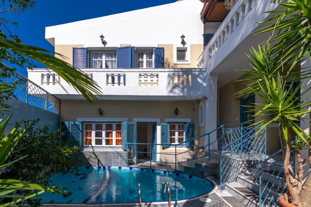 een villa met een zwembad voor een gebouw bij Villa Athena Kallergi in Loutra