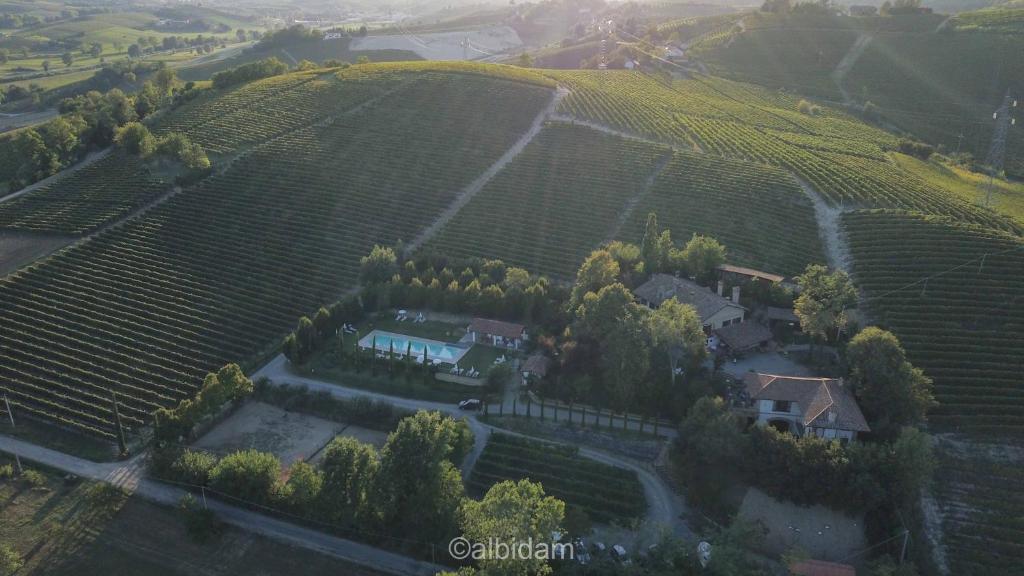 Vue aérienne d'une maison sur une colline dans l'établissement Agriturismo Relais "il Bricco", à Nizza Monferrato