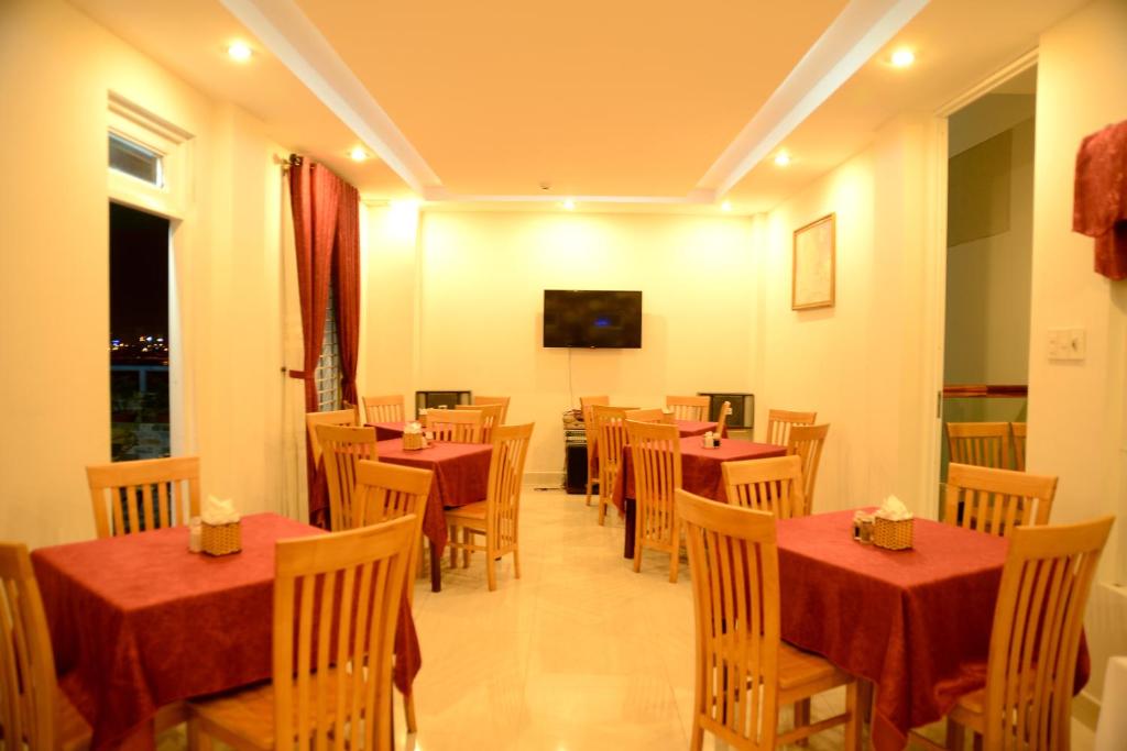 TV a/nebo společenská místnost v ubytování Red Diamond Hotel