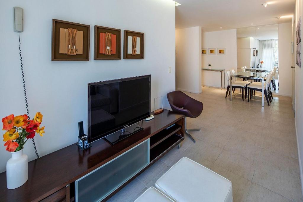 ¡Un televisor o un centro de entretenimiento en un apartamento de 2 habitaciones con balcón y plaza de aparcamiento en Leme!