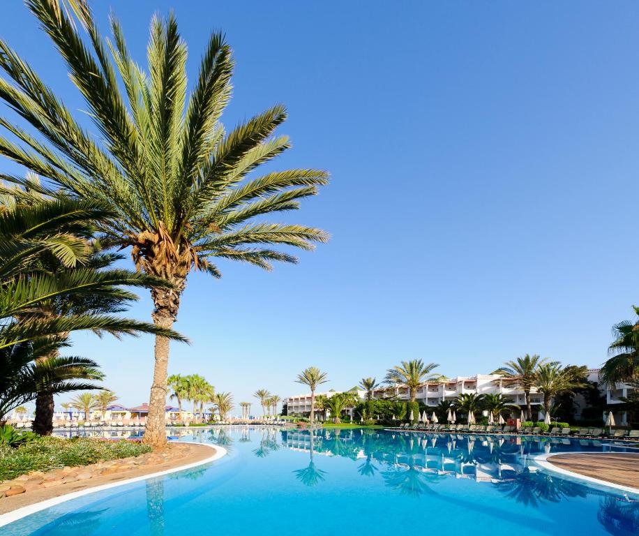 Bazén v ubytování Iberostar Waves Founty Beach All Inclusive nebo v jeho okolí