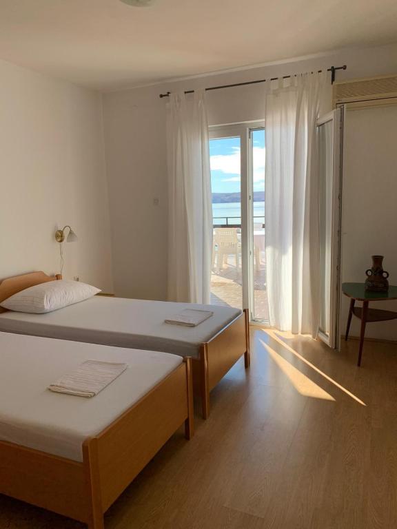 Postel nebo postele na pokoji v ubytování Apartment in Lukovo Sugarje 27036