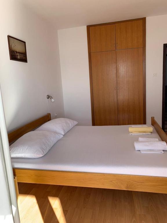 Postel nebo postele na pokoji v ubytování Apartment in Lukovo Sugarje 27036