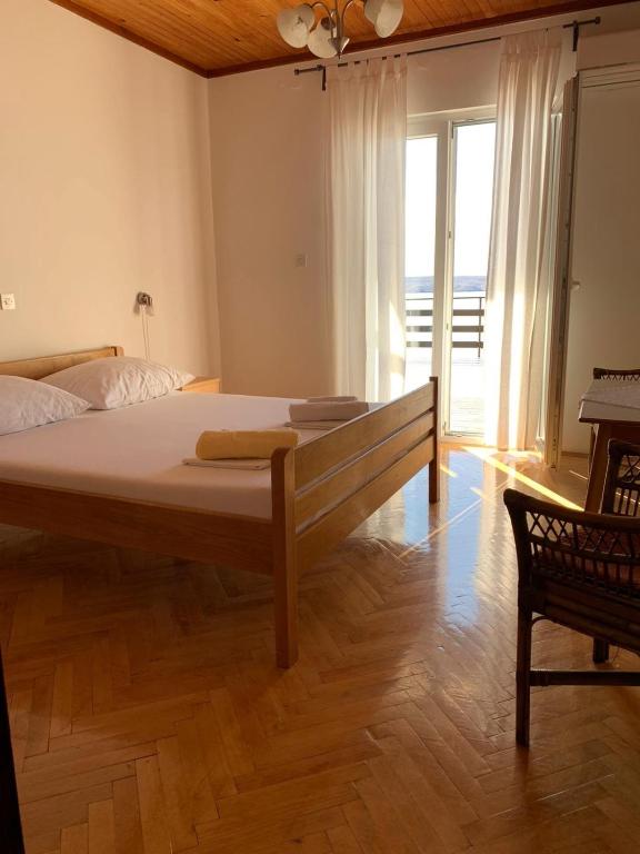 Postel nebo postele na pokoji v ubytování Apartment in Lukovo Sugarje 27036