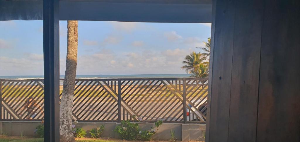  Casa com piscina de frente pro mar