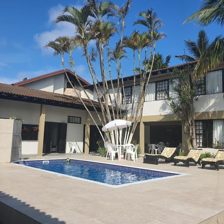  Casa com piscina de frente pro mar