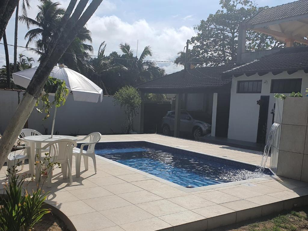  Casa com piscina de frente pro mar