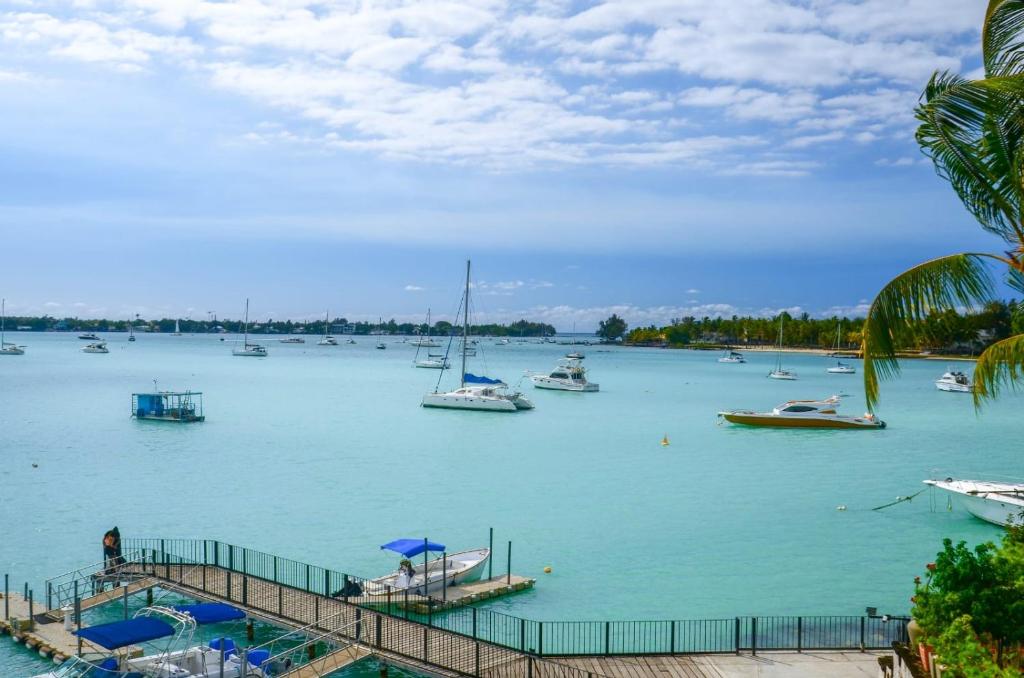 Una vista de un puerto con barcos en el agua. en Exclusive penthouse with paradise sea view, en Grand Baie