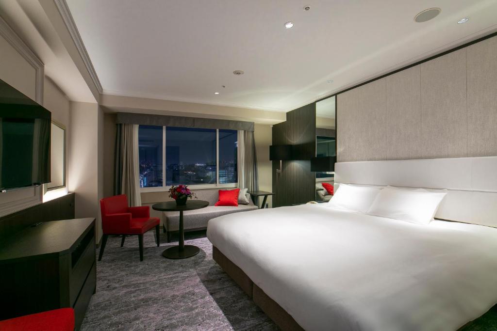 Postel nebo postele na pokoji v ubytování Nagoya Tokyu Hotel