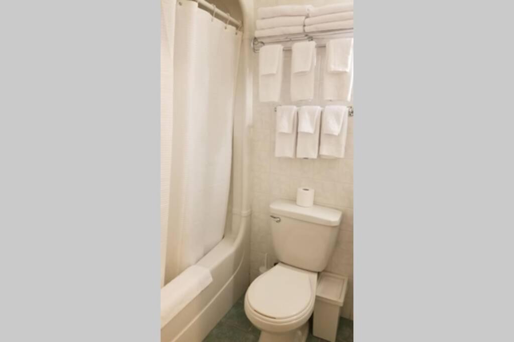 Cozy 1-BDR Suite #20 by Amazing Property Rentals - Apartamento De Una Habitación