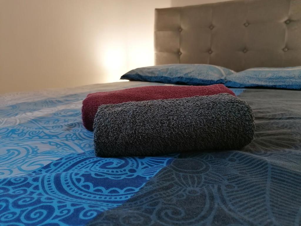 una cama con dos almohadas encima en Apartment Chiara en Labin
