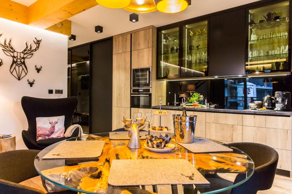 Nápoje v ubytovaní Apartament ZAKOLOVE pod Skocznią - Sauna , Jaccuzi , piękny taras