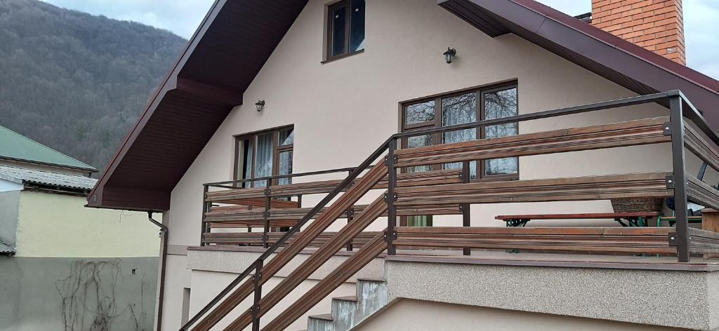 Nespecifikovaný výhled na hory nebo výhled na hory při pohledu z hotelu