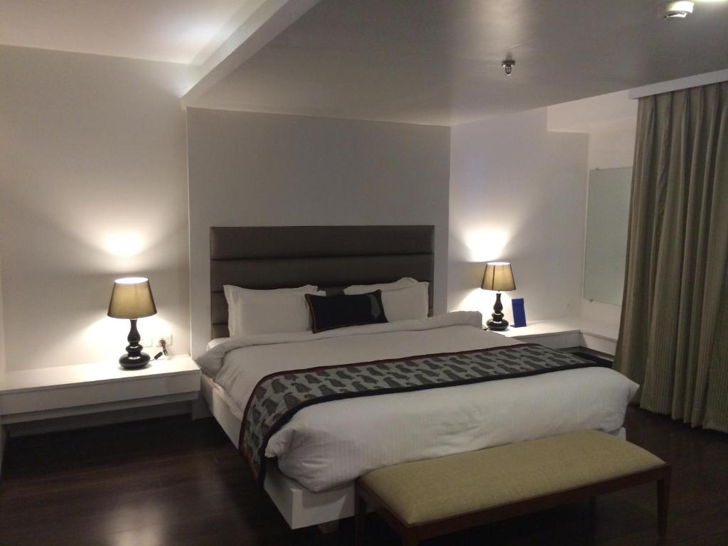 Postel nebo postele na pokoji v ubytování Golden Tulip Jaipur