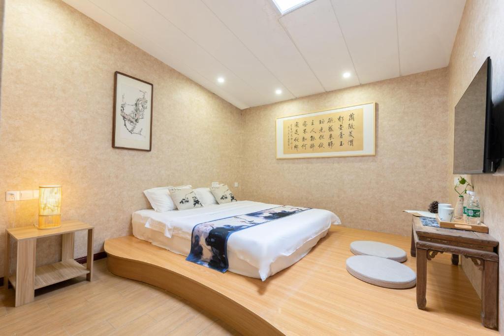Postel nebo postele na pokoji v ubytování Suzhou Jade Snow Lodge