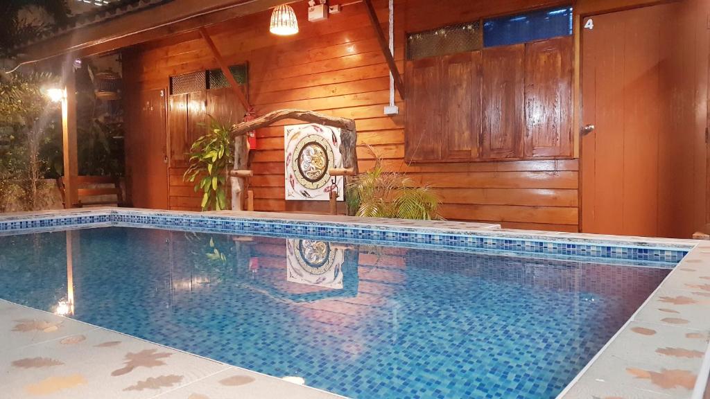 - une piscine au milieu d'une maison dans l'établissement Perfect Resort & motorbikes for rent Sukhothai, à Sukhothaï