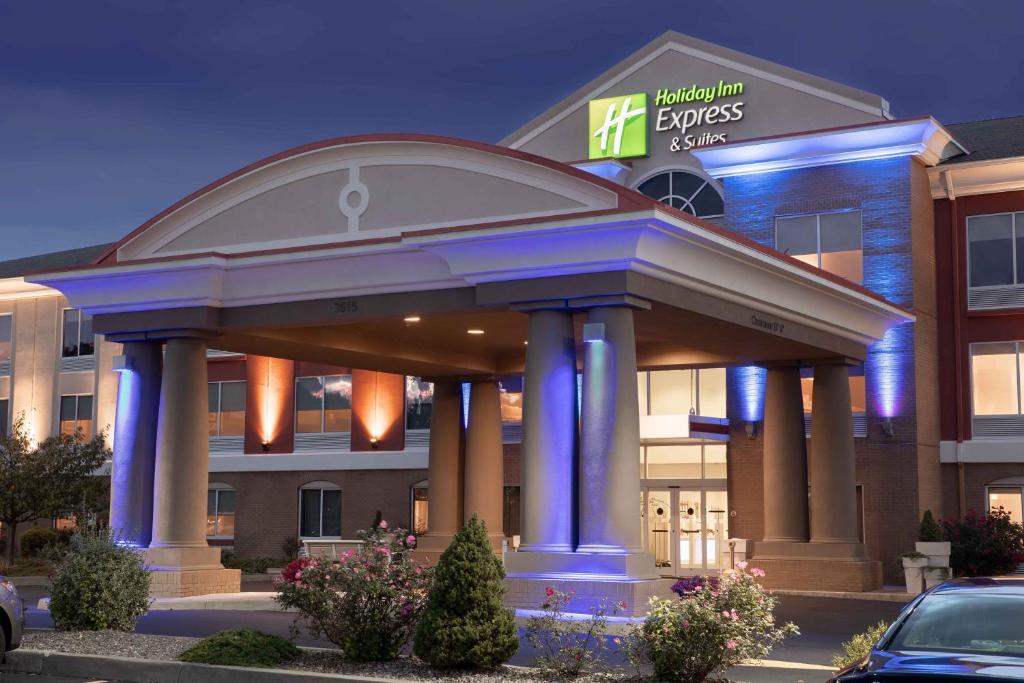 un hotel con un edificio con luces azules en Holiday Inn Express Hotel & Suites Binghamton University-Vestal, an IHG Hotel, en Vestal