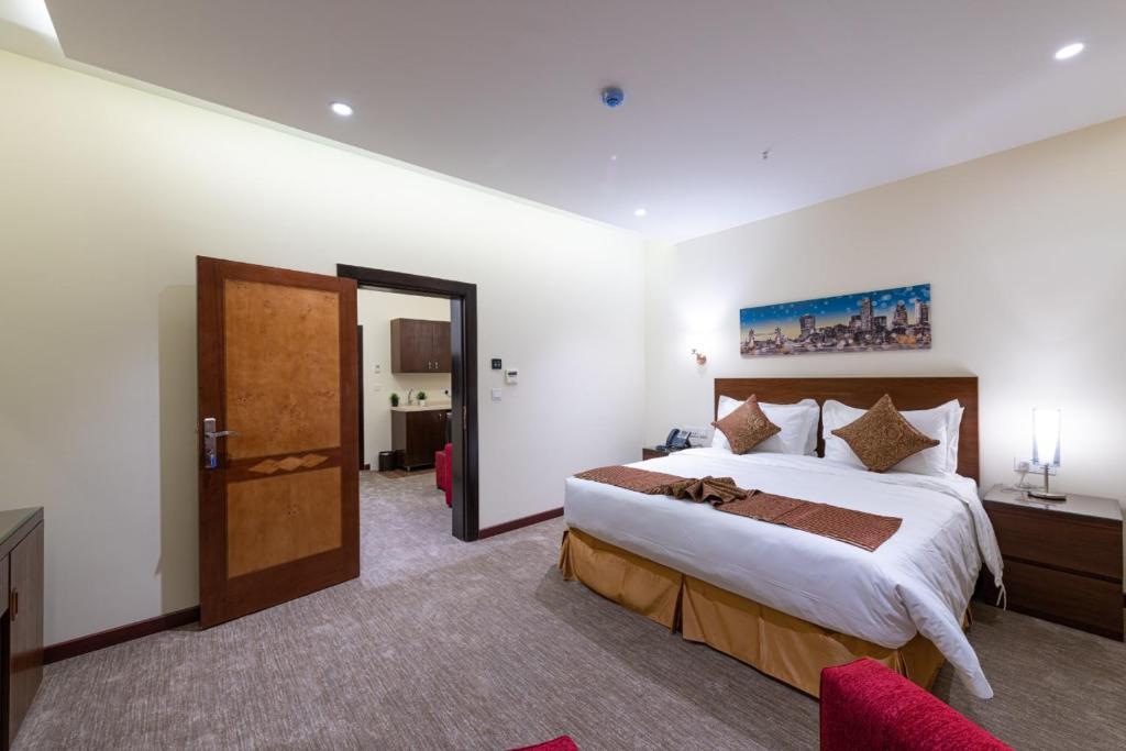 
سرير أو أسرّة في غرفة في بلسم العائلة للوحدات السكنية المفروشة Family Balsam Furnished Units
