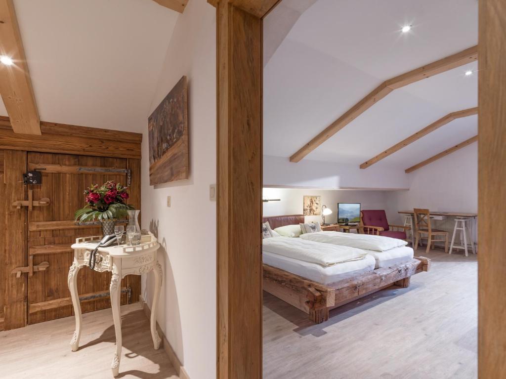 Postel nebo postele na pokoji v ubytování Hotel Gasthof Felsenkeller