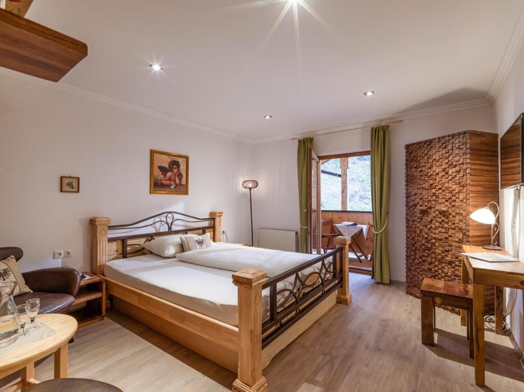 Postel nebo postele na pokoji v ubytování Hotel Gasthof Felsenkeller