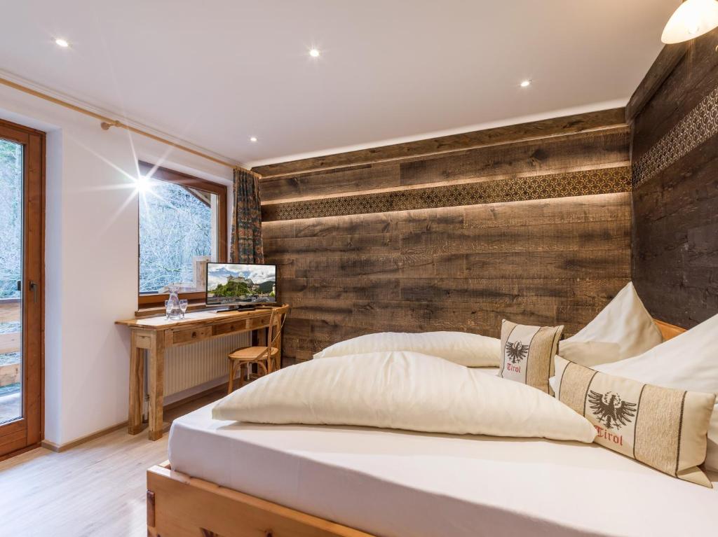 Postel nebo postele na pokoji v ubytování Hotel Gasthof Felsenkeller