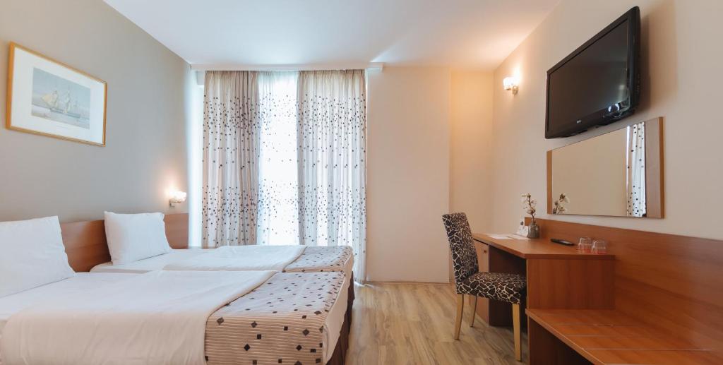 TV a/nebo společenská místnost v ubytování Albanian Star Hotel