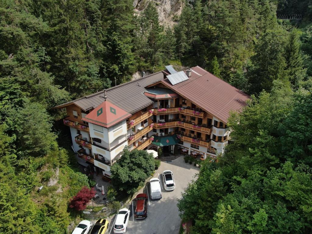 einen Blick über ein großes Gebäude mit einem Parkplatz in der Unterkunft Hotel Gasthof Felsenkeller in Kufstein
