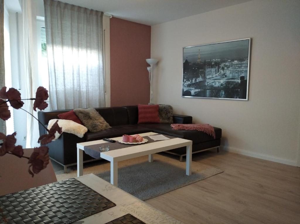 een woonkamer met een bank en een salontafel bij Apartment24 in Lügde
