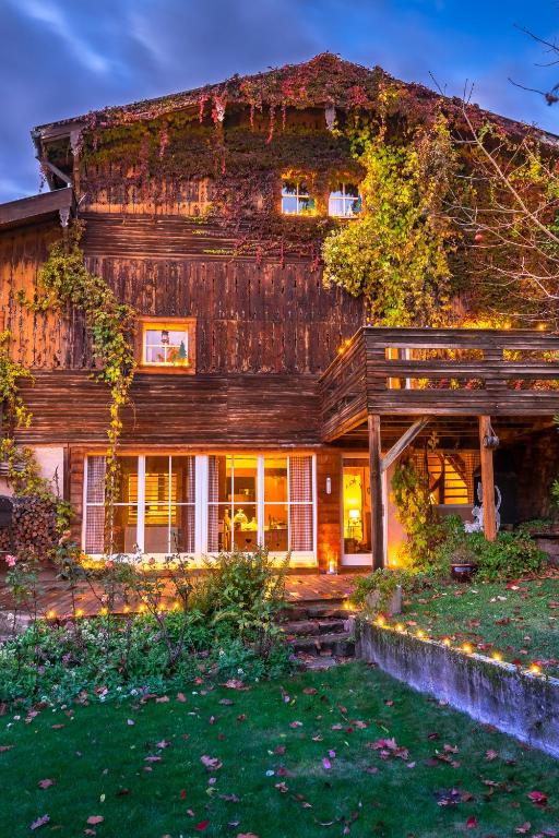 une vieille maison en bois avec une cour verdoyante dans l'établissement La Grange du couvent B&B, à Ribeauvillé