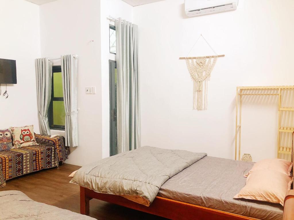 una camera con un letto e una sedia di Amazing House a Buôn Ðũng