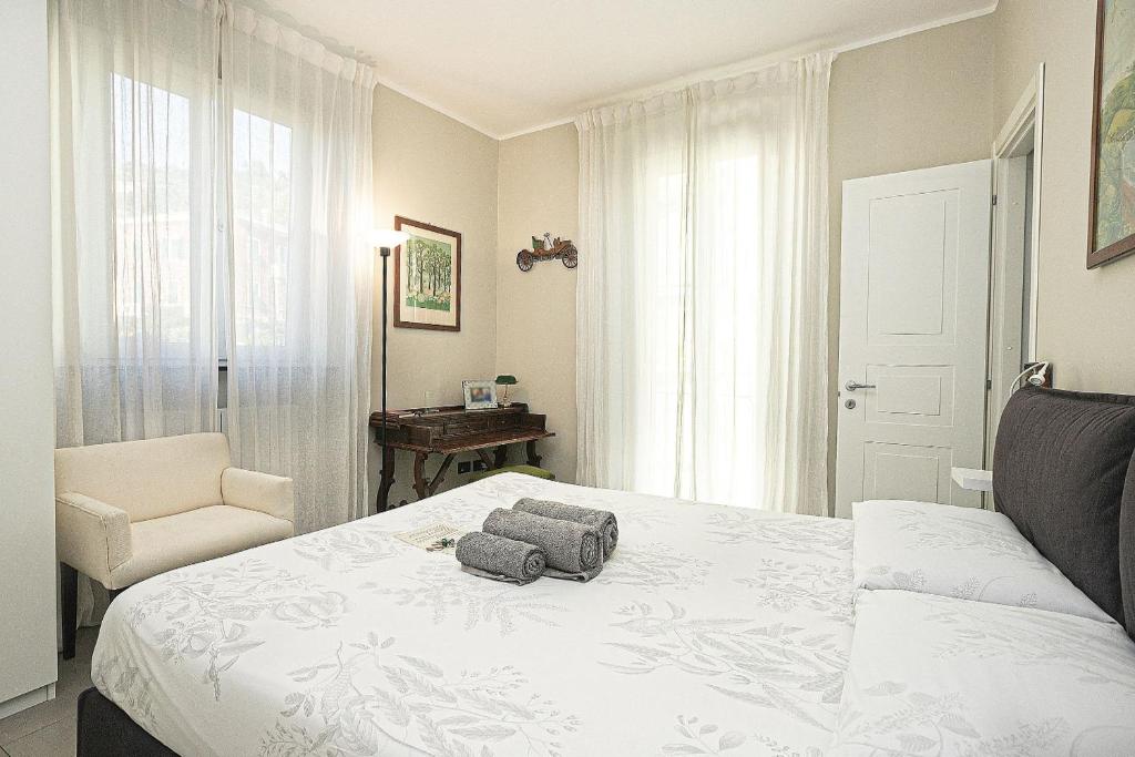 Un dormitorio con una cama con una toalla. en Camera sopra il parco a 2 passi dal mare en Génova