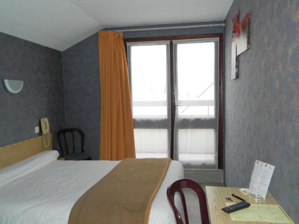 Postel nebo postele na pokoji v ubytování Logis Hôtel L'Elancèze