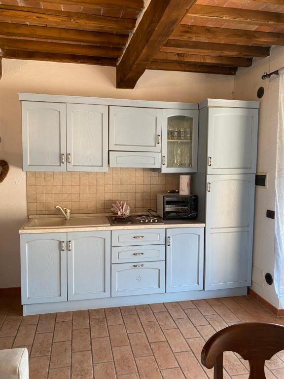 A kitchen or kitchenette at Podere La Tona