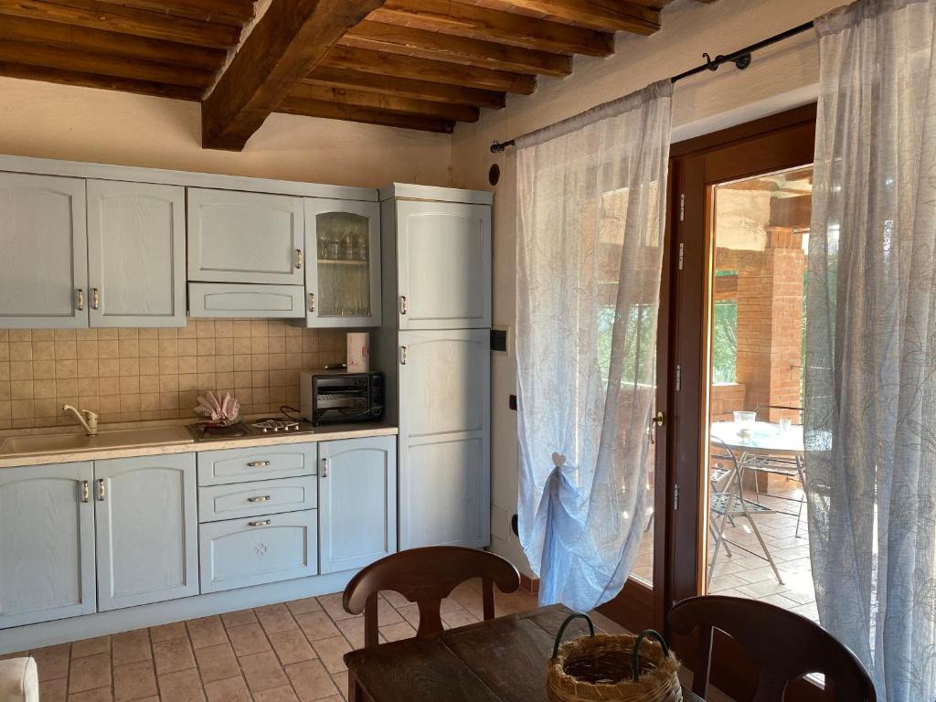 A kitchen or kitchenette at Podere La Tona