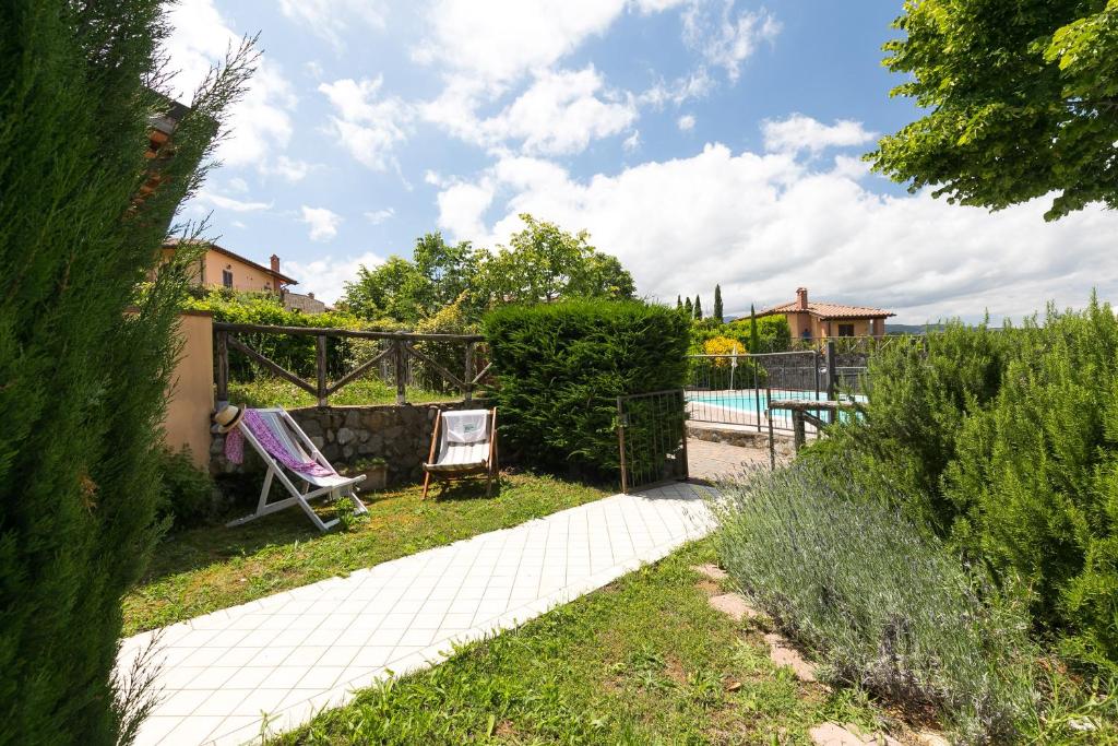 un patio trasero con piscina y valla en Casina di Dario en Contignano