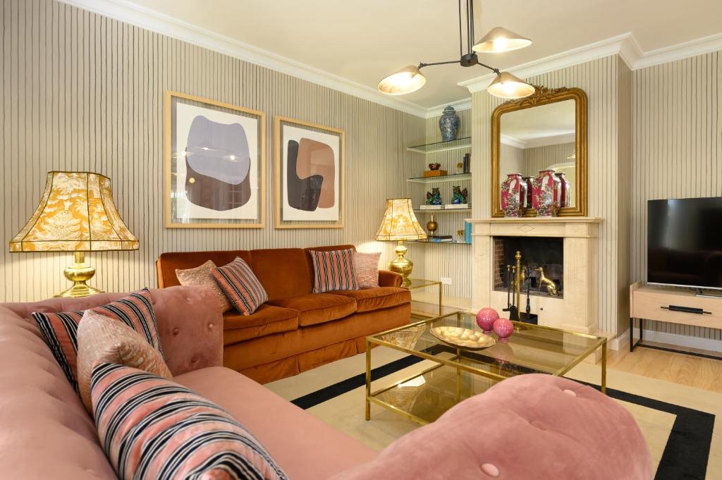 een woonkamer met een bank en een tafel bij Hotel Boutique San Diego - Adults Only in La Laguna
