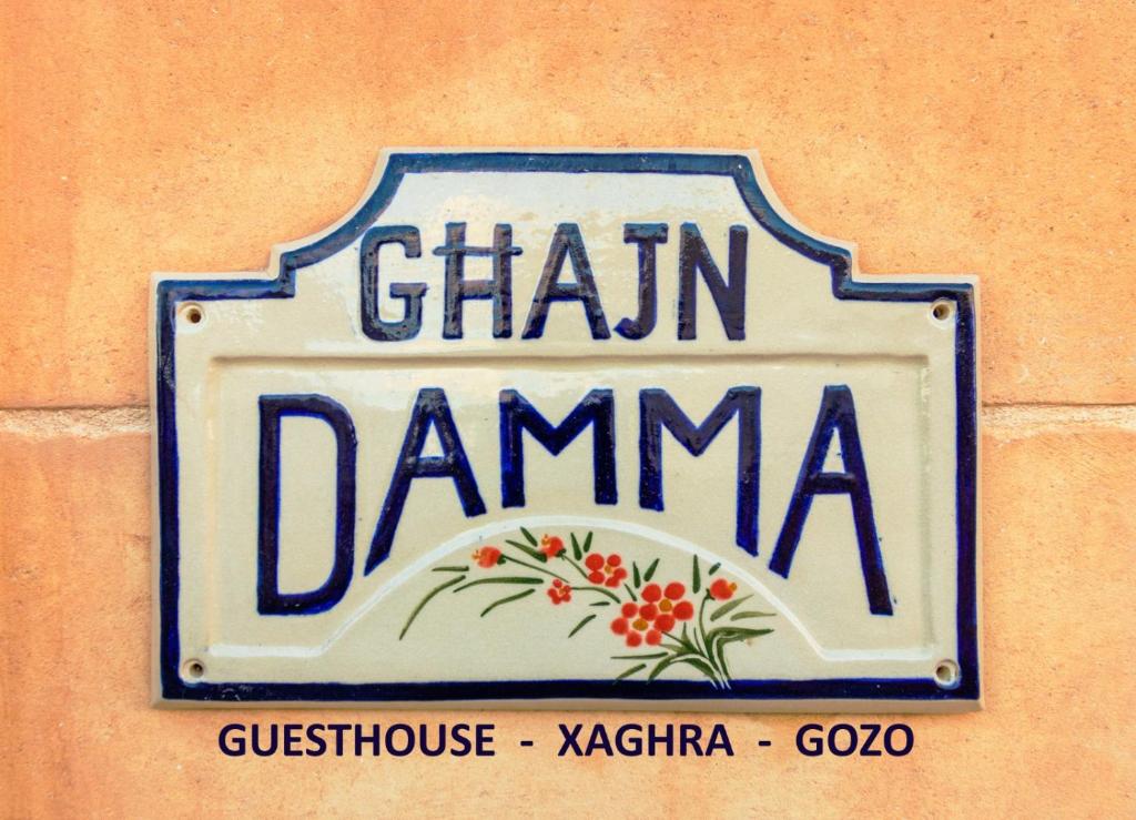 a sign on a wall that says strain darmiana at Ghajn Damma in Xagħra