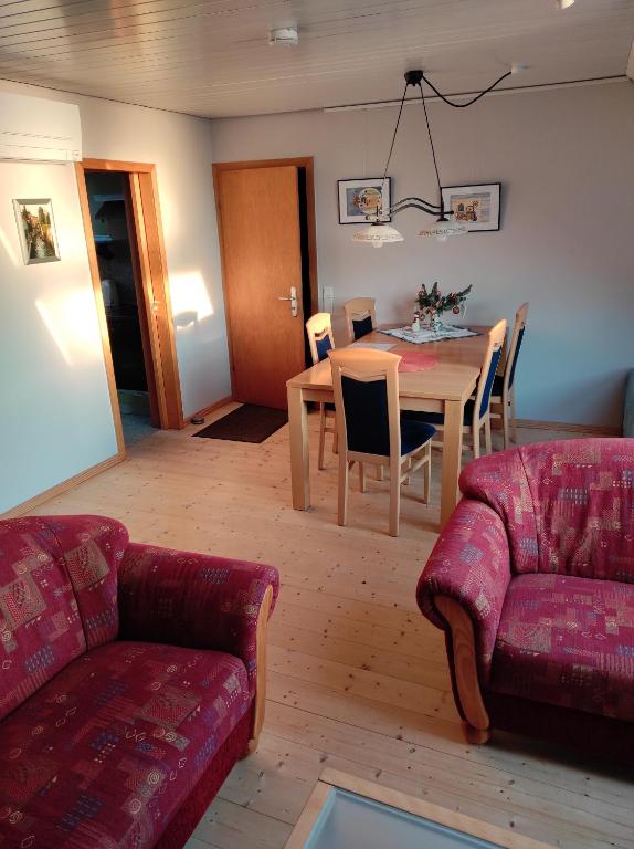 Rhede的住宿－Angelika Ferienwohnung，客厅配有沙发和桌子