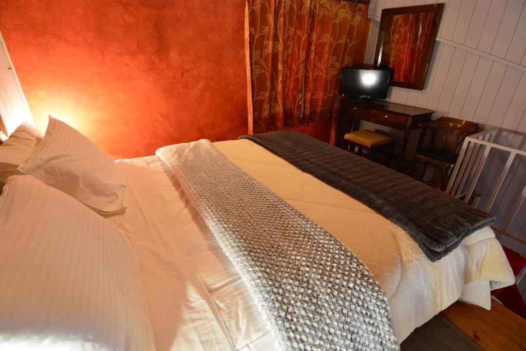 Postel nebo postele na pokoji v ubytování Aphrodite's Inn Kalavrita