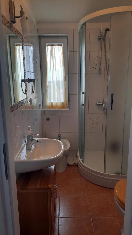 Koupelna v ubytování Apartments Grbin